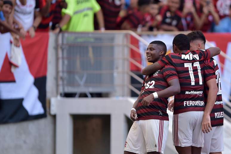 Lincoln, do Flamengo, comemora seu gol durante a partida contra a Chapecoense, válida pela 4ª rodada do Campeonato Brasileiro 2019, no estádio do Maracanã, no Rio de Janeiro