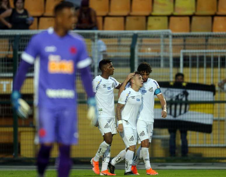 Rodrygo (E), do Santos, comemora seu gol durante partida contra o Vasco, válida pela 4ª rodada do Campeonato Brasileiro 2019, no Estádio do Pacaembu, na zona oeste da capital paulista