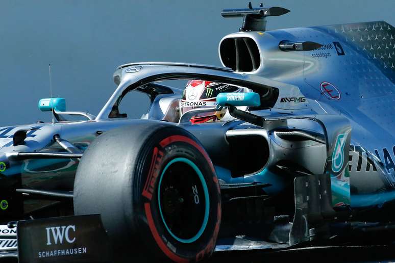 Mercedes manda troféu e carro de Hamilton para casa de jovem paciente com câncer