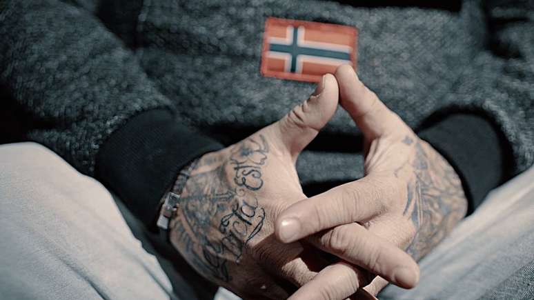 Alea Jacta Est, ou 'a sorte est&aacute; lan&ccedil;ada', &eacute; uma das tatuagens de Javier (Imagens: Derrick Evans/BBC)