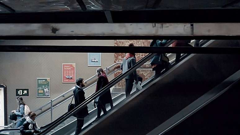 Menina de 16 anos foi primeiro suic&iacute;dio presenciado por Javier no metr&ocirc; (Imagens: Derrick Evans/BBC)