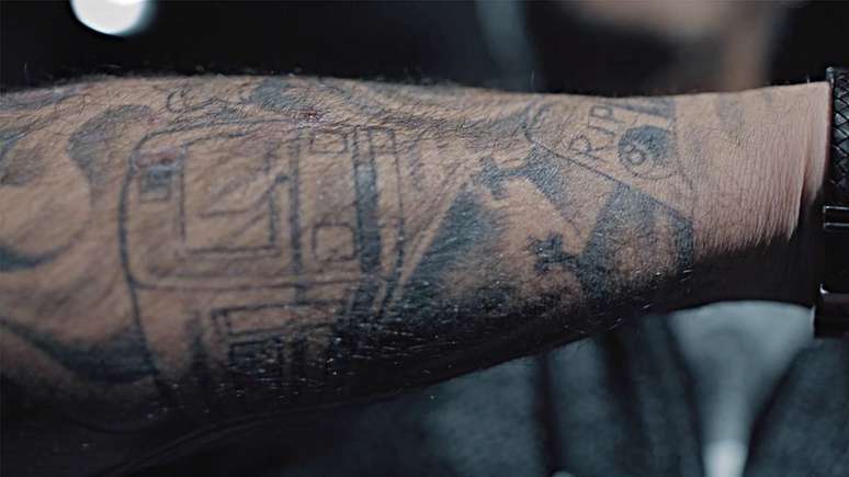 Javier tatuou n&uacute;mero de trem (13) que conduzia quando testemunhou atropelamentos (Imagens: Derrick Evans/BBC)