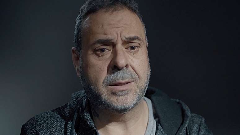 'Voc&ecirc; sempre pensa: poderia ter evitado isso? Por que eu?', diz Javier (Imagens: Derrick Evans/BBC)