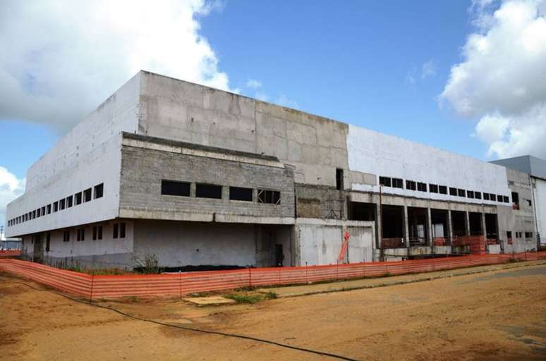 Um pr&eacute;dio em obras no complexo da Hemobr&aacute;s em Goiana (PE), em 2015; segundo MP, resta apenas 20% para entrega de f&aacute;brica de derivados do sangue&nbsp;