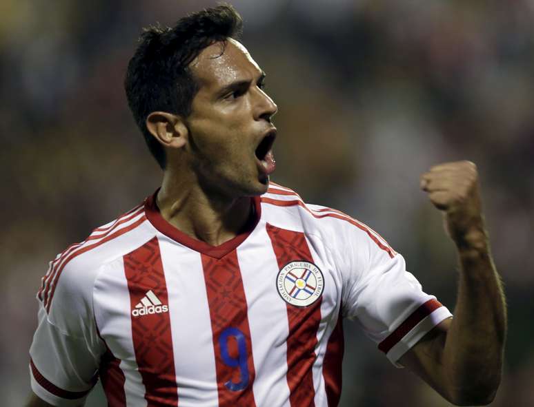 Atacante Santa Cruz comemora gol pela seleção do Paraguai
06/06/2015
REUTERS/Jorge Adorno