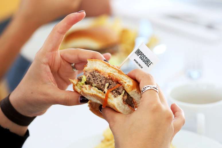 Jornalistas testam hamburgueres feitos de vegetais feitos pela Impossible Foods. 6/10/2016.   REUTERS/Beck Diefenbach/File Photo 