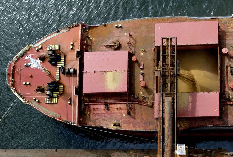 Navio é carregado com soja para exportação em Paranaguá (PR) 
27/03/2003
REUTERS/Paulo Whitaker