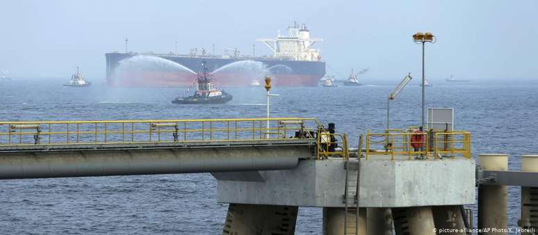 Petroleiro próximo a porto no emirado de Fujeira, um dos maiores centros de abastecimento em todo o mundo
