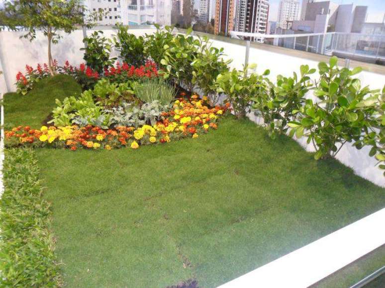 20. Aproveitar a área do terraço para fazer um jardim pequeno é uma ótima alternativa para quem gosta de apreciar a paisagem