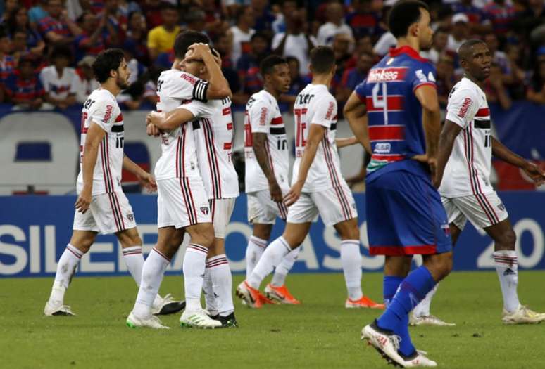 Hernanes comemora com Antony o gol da vitória do São Paulo contra o Fortaleza (Foto: LC Moreira/ Lancepress!)