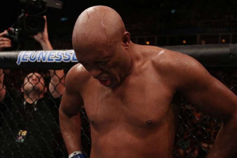 Anderson Silva publicou mensagem otimista após derrotar e lesão no joelho no UFC Rio (Foto: Getty Images)