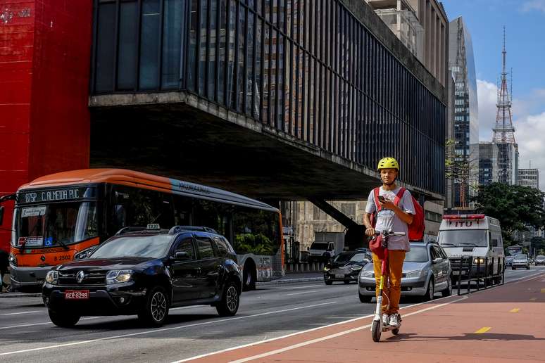 Pessoas usam patinete na Avenida Paulista, na região central de São Paulo, nesta segunda-feira, 13. A Prefeitura de São Paulo afirmou nesta segunda- feira, 13, que implementará nos próximos 15 dias novas regras para a utilização de patinetes elétricos na capital, entre elas a obrigatoriedade do uso de capacete e a proibição de circulação nas calçadas. As multas em caso de descumprimento podem variar de R$ 100 a R$ 20 mil.