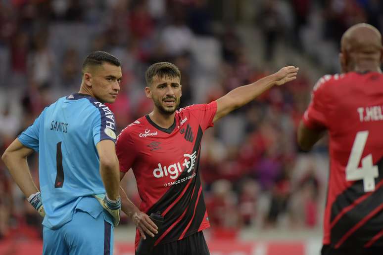 Santos, Camacho e Thiago Heleno durante Athletico x Vasco. Partida válida pela 1ª rodada do Campeonato Brasileiro 2019. Arena da Baixada. Curitiba, PR.