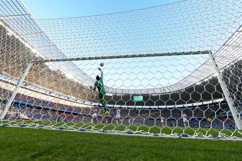 O goleiro Keilor Navas, da Costa Rica, durante partida contra o Uruguai, válida pelo Grupo D da Copa do Mundo, realizada na Arena Castelão, em Fortaleza