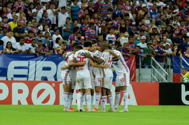 JOgadores do São Paulo comemoram o gol de Hernanes em partida contra o Fortaleza, válida pela quarta rodada do Campeonato Brasileiro 2019, na Arnea Castelão, em Fortaleza