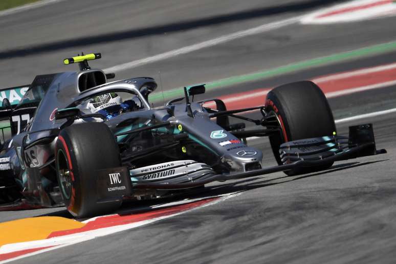 Testes da F1: Valtteri Bottas lidera manhã do 1º dia em Barcelona