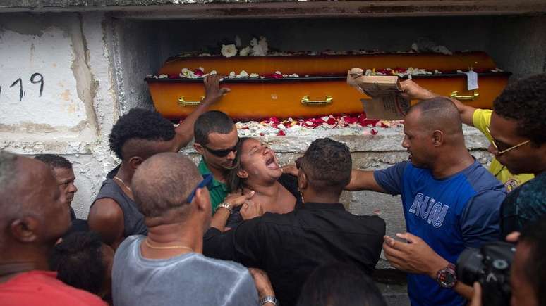 Em entrevista à BBC News Brasil, Carlos Frederico de Oliveira Pereira defendeu amplo salvo-conduto para que policiais e militares não possam ser processados por erros. Na foto, viúva de Evaldo dos Santos Rosa chora a morte do marido