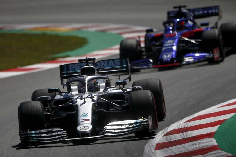 Lewis Hamilton, Mercedes AMG F1 W10, aparece à frente de Daniil Kvyat, da Toro Rosso