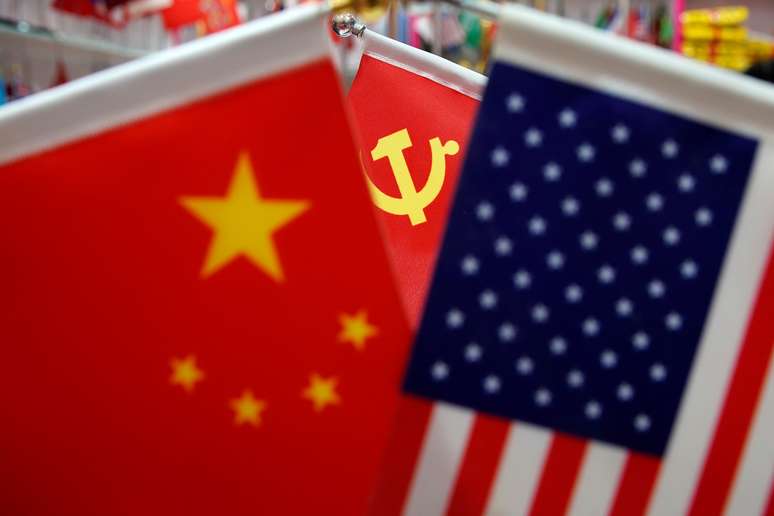 Bandeiras dos EUA, da China e do Partido Comunista chinês em mercado de Yiwu, na China
10/05/2019
REUTERS/Aly Song