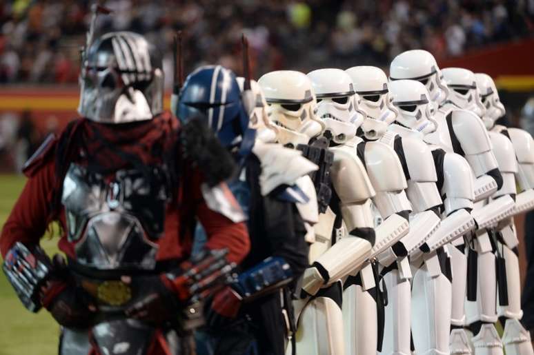 Pessoas com fantasias de personagens da s&eacute;rie de filmes "Star Wars" durante execu&ccedil;&atilde;o do Hino Nacional dos EUA antes de jogo de beisebol em Phoenix
11/05/2019 Joe Camporeale-USA TODAY Sports 