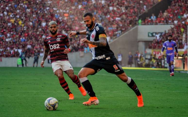 Leandro Castan em ação contra o Flamengo (Foto: Nayra Halm/Fotoarena)