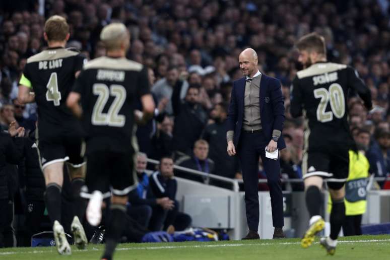 Ten Hag é o comandante do 'carrossel' do Ajax (Foto: AFP)