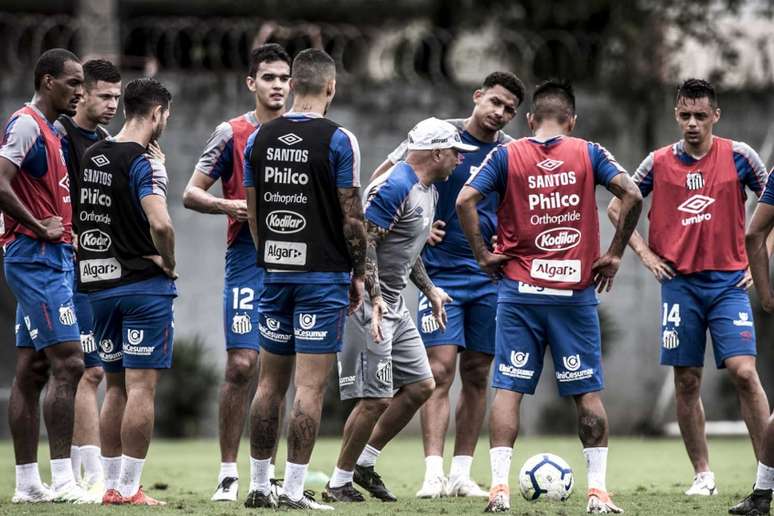 Técnico Jorge Sampaoli orienta os jogadores na reapresentação do Santos, nesta segunda-feira (Ivan Storti/Santos FC)
