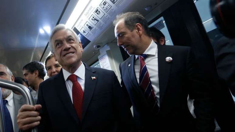 O Presidente do Chile, Sebastián Piñera, com o presidente do Metrô, Louis de Grange (à direita), para quem o explosivo foi enviado