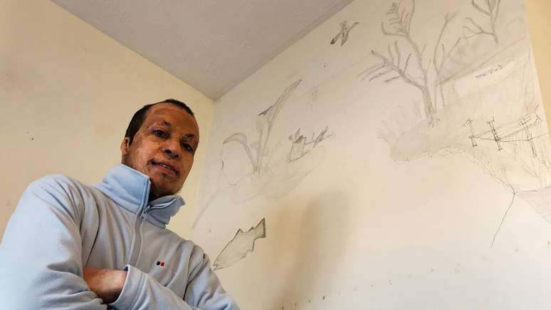 Amar em seu apartamento na Inglaterra; ele fazia desenhos que n&atilde;o conseguia explicar - que o remetem a sua inf&acirc;ncia no Iraque