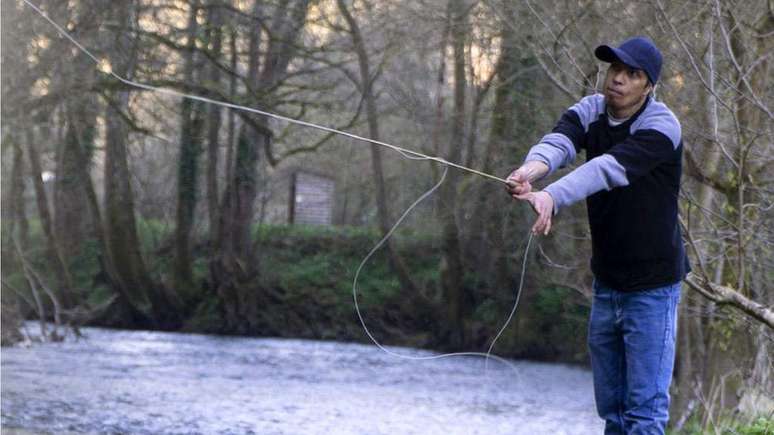 Amar com a vara de pesca que pretendia vender para conseguir dinheiro para sobreviver