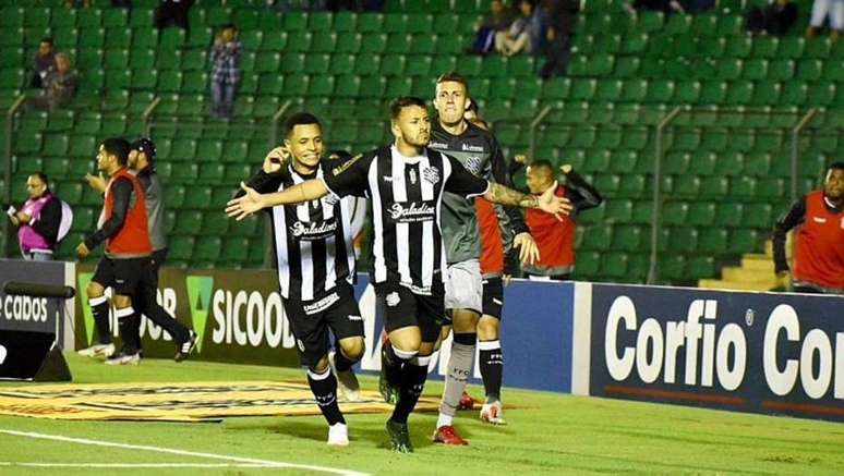 Jogadores do Figueirense comemoram gol na vitória sobre o Brasil de Pelotas