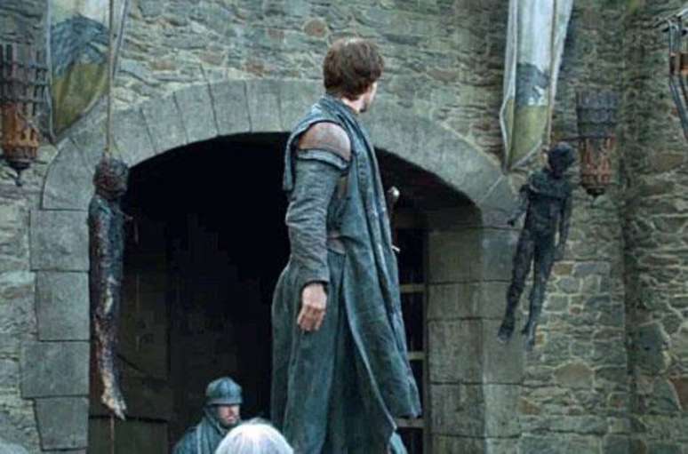 Theon Greyjoy e os corpos queimados de duas crianças camponesas