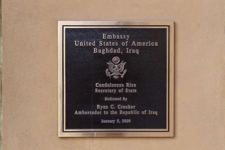 Placa comemorativa na embaixa dos EUA no Iraque
14/12/2011
REUTERS/Lucas Jackson
