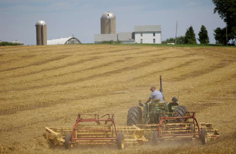 Fazendeiro colhe em sua fazenda em Pecatonica, Illinois, Estados Unidos. REUTERS/Joshua Lott