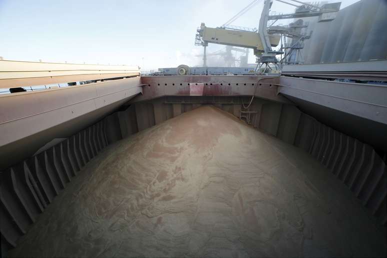 Navio carregado com trigo para exportação no porto de Dunkirk, França 
11/12/2013
REUTERS/Pascal Rossignol