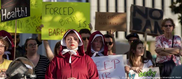 Ativistas pró-aborto protestam em Montgomery contra a decisão do Legislativo do Alabama
