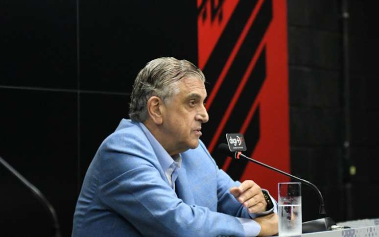 Petraglia discutiu com repórter da Gazeta do Povo (Foto: Miguel Locatelli/Site Oficial)