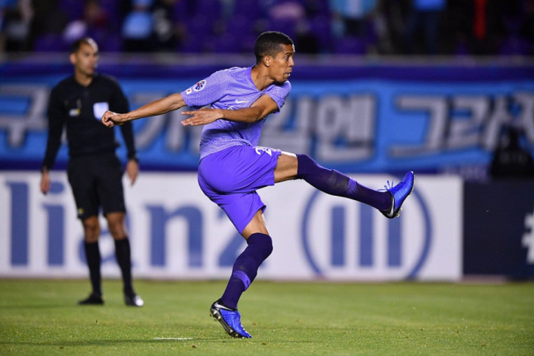 Douglas Vieira marcou o único gol do Sanfrecce Hiroshima por 2 a 1 para o Vegalta Sendai (Divulgação)