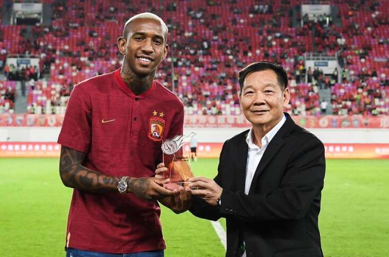 Talisca recebe o prêmio de melhor jogador do mês de abril (Foto: Divulgação)