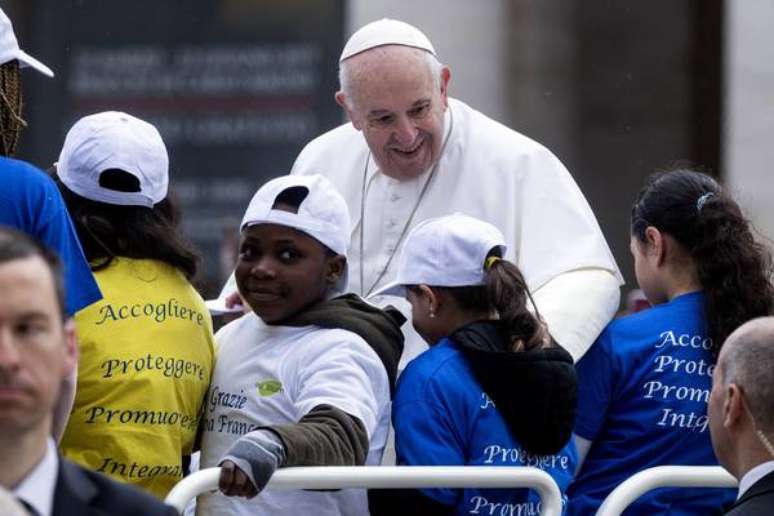Papa Francisco dá "carona" para crianças refugiadas no Vaticano
