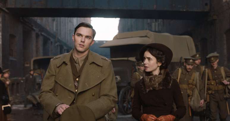 Nicholas Hoult, como Tolkien, ao lado de Lilly Collins, como Edith, que viria ser a esposa do escritor (Foto: Reprodução / Fox Searchlight)