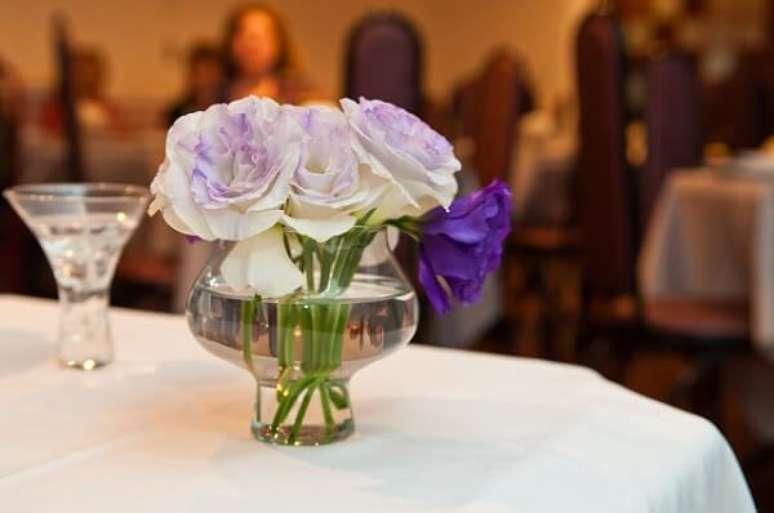 10- Na decoração bodas de prata, aposte em arranjos florais sobre as mesas. Fonte: Segredos da Vovó