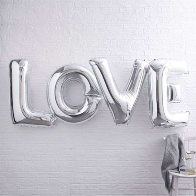 12- Os balões prateados formando a palavra Love são uma ótima opção para decoração bodas de prata simples. Fonte: Casa e Festa