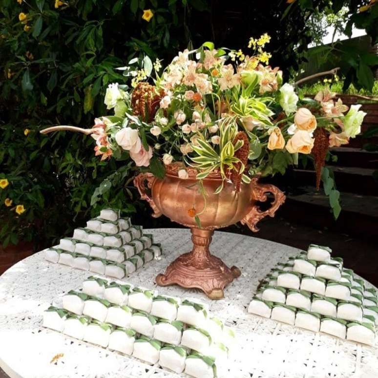 13- A mesa com lembrancinhas de bodas de prata tem bem casados arrumados sobre a toalha branca. Fonte: Ana Maria Bem Casados