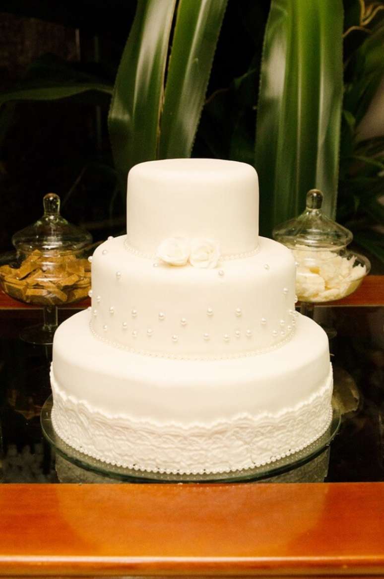 14- O bolo bodas de prata foi confeitado com pasta americana branca e confeitos de pérola. Fonte: Juliana Rangel
