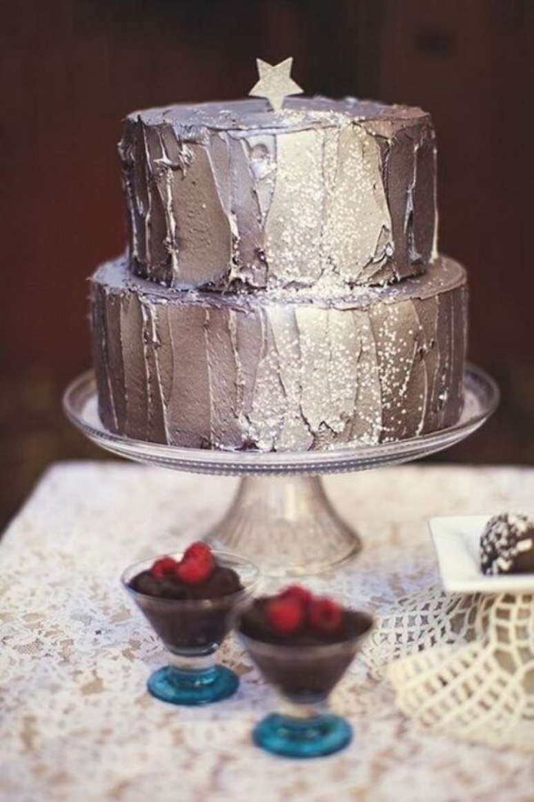 17- O bolo bodas de prata foi revestido com chantilly tingido na cor prata. Fonte: Segredos da Vovó