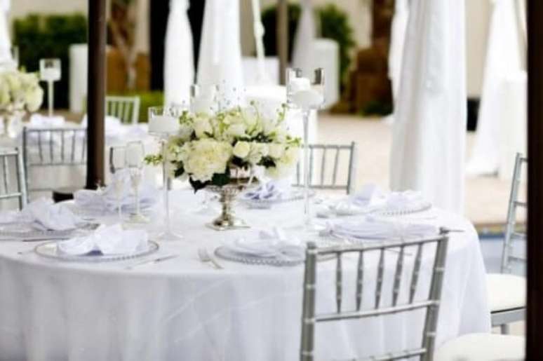 22- A decoração bodas de prata pode ter cadeiras prateadas e toalhas brancas. Fonte: Casa e Festa
