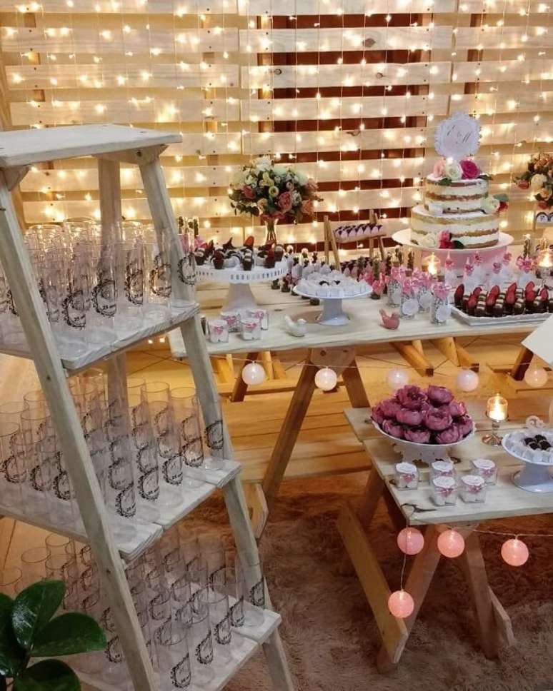 23- A decoração de festa de bodas de prata descontraída tem os copos gravados com a data da comemoração. Fonte: Doce Decor Festas