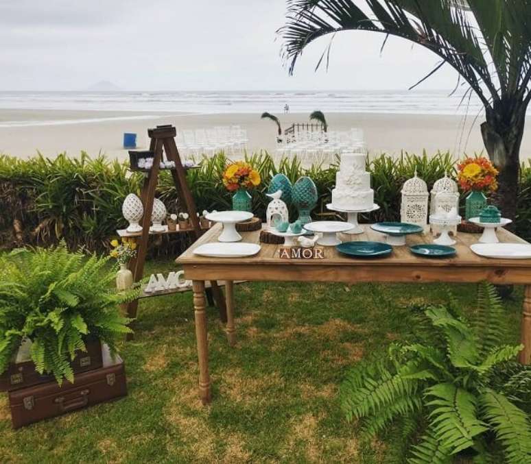 26- Para comemorar a bodas de prata na praia, um altar pode ser montado na faixa de areia. Fonte: Mari Capel Decoração