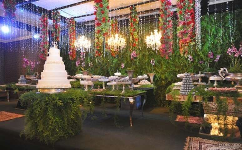 30- A decoração bodas de prata pode ter muitas plantas e cores. Fonte: Onorte.net